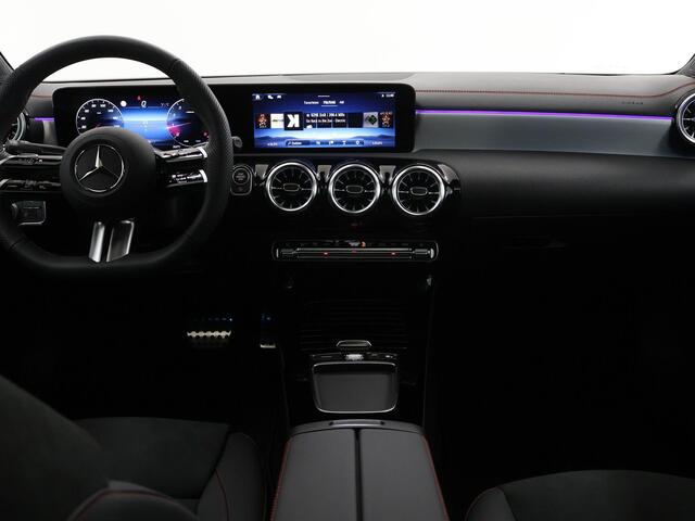 Mercedes-Benz CLA-KLASSE 180 Coupé Star Edition AMG Line | Panoramaschuifdak | Keyless go | Sfeerverlichting | Stoelverwarming | Achteruitrijcamera
