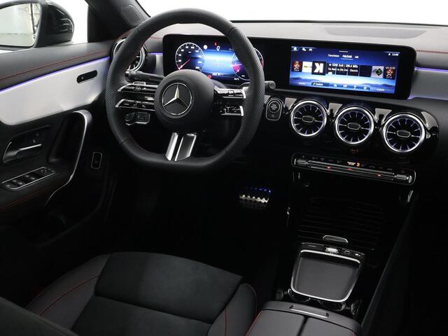 Mercedes-Benz CLA-KLASSE 180 Coupé Star Edition AMG Line | Panoramaschuifdak | Keyless go | Sfeerverlichting | Stoelverwarming | Achteruitrijcamera