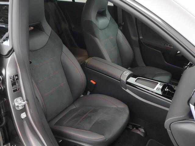 Mercedes-Benz CLA-KLASSE 180 Coupé Star Edition AMG Line | Panoramaschuifdak | Keyless go | Sfeerverlichting | Stoelverwarming | Achteruitrijcamera