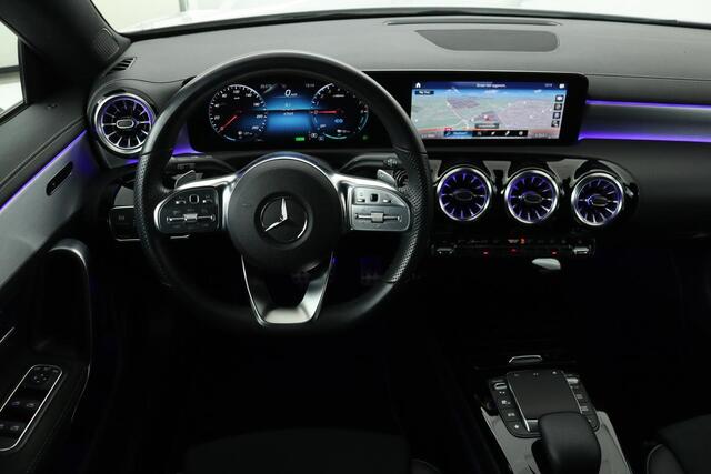 Mercedes-Benz CLA-KLASSE Shooting Brake 250e AMG Night | Panoramadak | 360 camera | Stoelverwarming | Carplay | Sfeerverlichting | Leder/Alcantara | Matrix LED