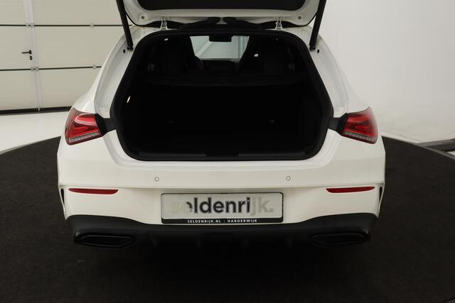 Mercedes-Benz CLA-KLASSE Shooting Brake 250e AMG Night | Panoramadak | 360 camera | Stoelverwarming | Carplay | Sfeerverlichting | Leder/Alcantara | Matrix LED