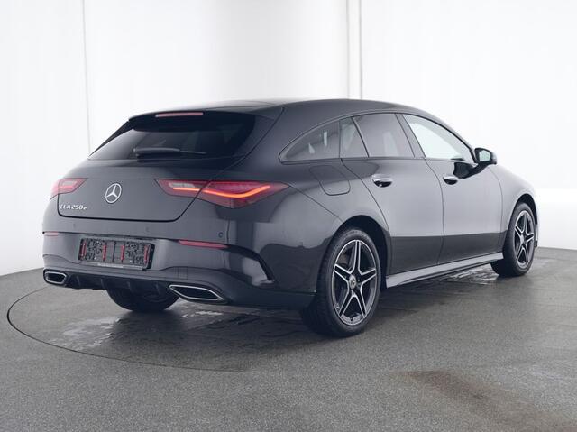 Mercedes-Benz CLA-KLASSE Shooting Brake 250 e AMG Face Lift Plug-In Hybride Edition AMG Nightpakket | Panoramadak | Burmester® | Keyless Go | Stuur- en Stoelverwarming | 360 gr Camera | Inclusief 24 maanden Mercedes-Benz Certified garantie voor Europa.