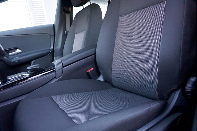 Mercedes-Benz CLA-KLASSE Shooting Brake 180 Automaat! Business Solution BJ2020 Lmv 16" | Led | Pdc | Navi | Elek. achterklep | Achteruitrijcamera | Virtual cockpit | Climate control | Cruise control | Verwarmde voorstoelen | Zwarte hemel | Getint glas