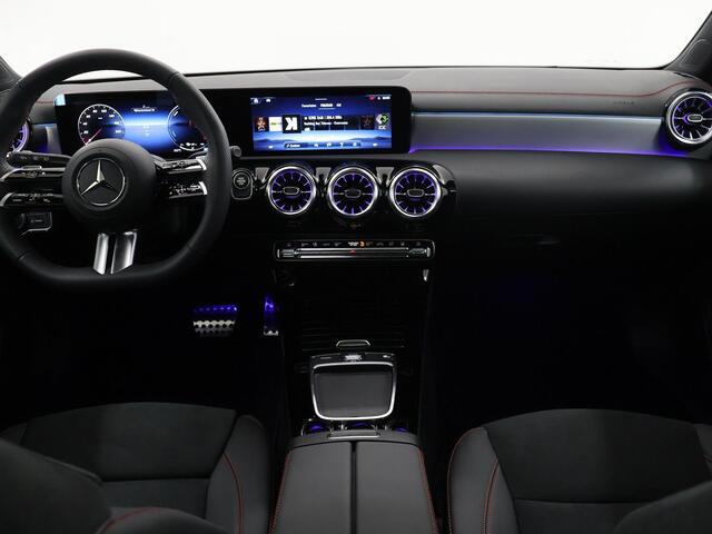 Mercedes-Benz CLA-KLASSE 250e Shooting Brake Star Edition AMG Line | Panoramaschuifdak | Achteruitrijcamera | led-koplampen | HANDS-FREE ACCESS | Sfeerverlichting |