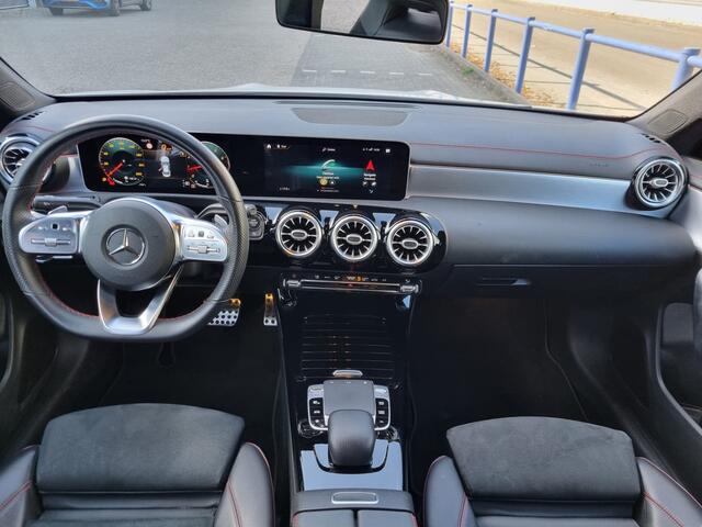 Mercedes-Benz CLA-KLASSE 200 Business Solution AMG | Burmester| Nieuw model | Navi | Cruise |