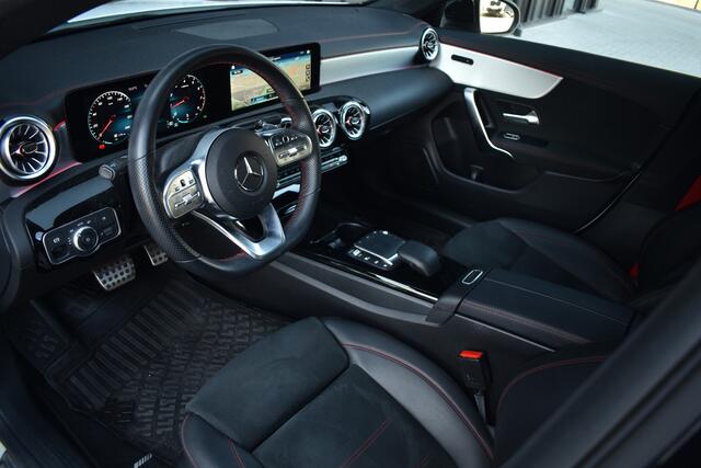 Mercedes-Benz CLA-KLASSE 180 AMG Line | 45 UITVOERING | AMBIANCE VERLICHTING | CRUISE CONTROL | SPORTSTOELEN