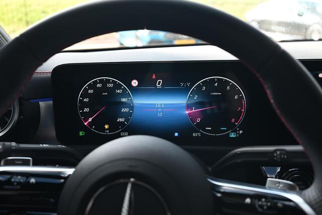 Mercedes-Benz CLA-KLASSE 180 Star Edition AMG Line | Night Pakket | Panoramadak | MULTIBEAM LED Koplampen | Dodehoekassistent | Apple CarPlay | Android Auto | Sfeerverlichting | Stoelverwarming | Achteruitrijcamera | Parkeersensoren |