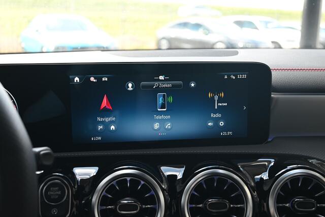 Mercedes-Benz CLA-KLASSE 180 Star Edition AMG Line | Night Pakket | Panoramadak | MULTIBEAM LED Koplampen | Dodehoekassistent | Apple CarPlay | Android Auto | Sfeerverlichting | Stoelverwarming | Achteruitrijcamera | Parkeersensoren |