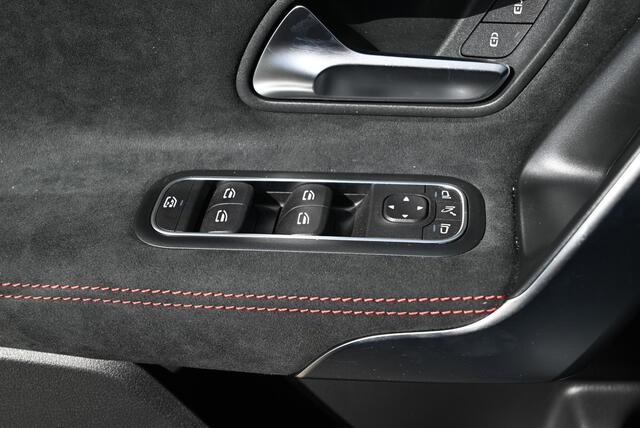 Mercedes-Benz CLA-KLASSE 180 Star Edition AMG Line | Night Pakket | Panoramadak | MULTIBEAM LED Koplampen | Dodehoekassistent | Apple CarPlay | Android Auto | Sfeerverlichting | Stoelverwarming | Achteruitrijcamera | Parkeersensoren |