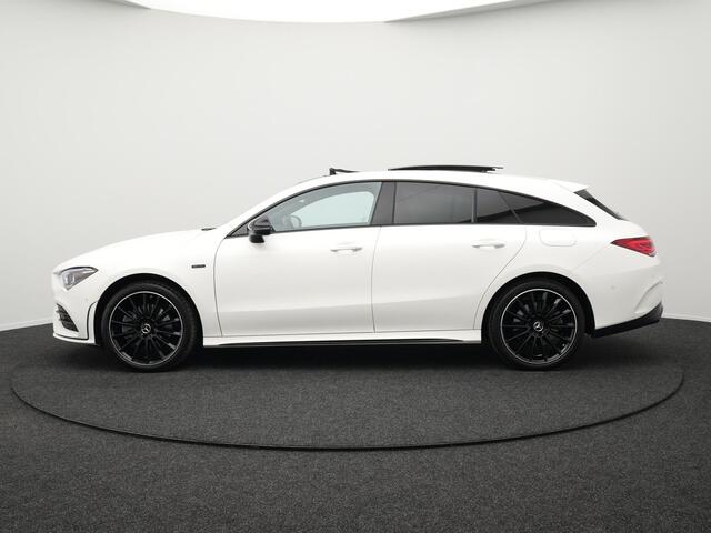 Mercedes-Benz CLA-KLASSE Shooting Brake 250 e AMG Night Plug in Hybrid Dealer O.H. 218pk PHEV | Panodak | Alcantara Sportstoelen Verwarmd | Widescreen Navi | Sfeerverlichting | Navigatie | Apple Carplay | Camera | DAB |