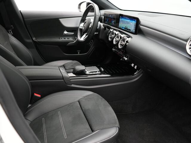 Mercedes-Benz CLA-KLASSE Shooting Brake 250 e AMG Night Plug in Hybrid Dealer O.H. 218pk PHEV | Panodak | Alcantara Sportstoelen Verwarmd | Widescreen Navi | Sfeerverlichting | Navigatie | Apple Carplay | Camera | DAB |