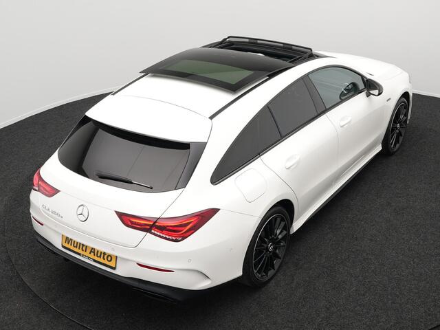 Mercedes-Benz CLA-KLASSE Shooting Brake 250 e AMG Night Plug in Hybrid Dealer O.H. 218pk PHEV | Panodak | Alcantara Sportstoelen Verwarmd | Widescreen Navi | Sfeerverlichting | Navigatie | Apple Carplay | Camera | DAB |