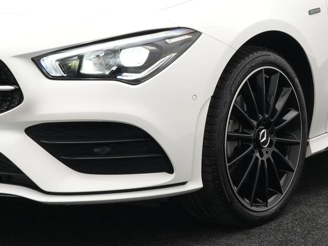 Mercedes-Benz CLA-KLASSE Shooting Brake 250 e AMG Night Plug in Hybrid Dealer O.H. 218pk PHEV | Panodak | Alcantara Sportstoelen Verwarmd | Widescreen Navi | Sfeerverlichting | Navigatie | Apple Carplay | Camera | DAB |