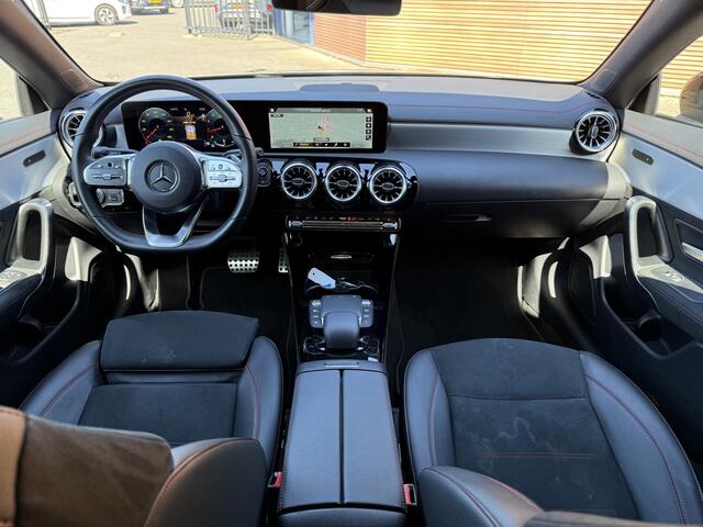 Mercedes-Benz CLA-KLASSE Shooting Brake 180 Business Line Panodak / LED / Navi / Carplay / Half Leer / Stoelverwarming