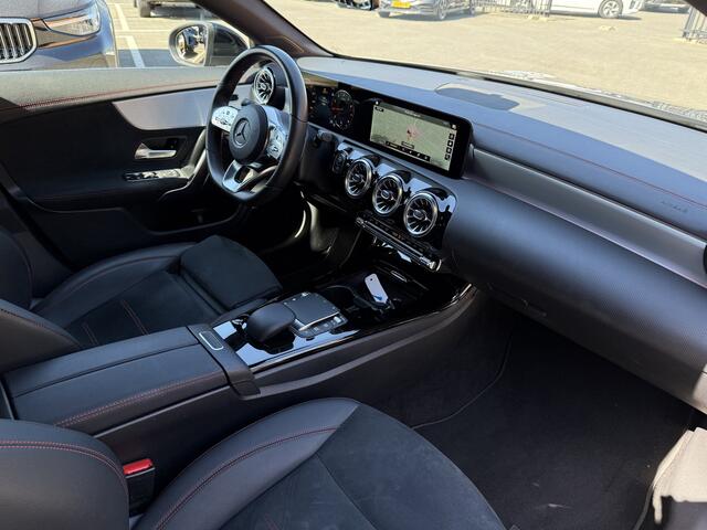 Mercedes-Benz CLA-KLASSE Shooting Brake 180 Business Line Panodak / LED / Navi / Carplay / Half Leer / Stoelverwarming