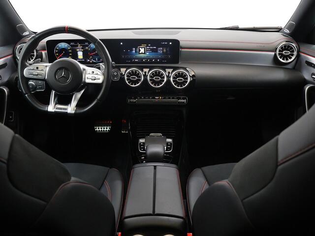 Mercedes-Benz CLA-KLASSE Shooting Brake AMG 35 4MATIC Premium Plus | Panoramadak | Keyless | Memory | 19"lichtmetalen velgen | Multibeam | Sfeerverlichting | Widescreen | Stoelverwarming |