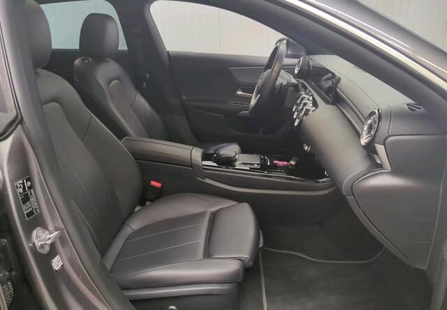 Mercedes-Benz CLA-KLASSE Shooting Brake 180 D 2.0 Business Solution Luxury Navigatie Trekhaak Panoramadak Elek. Stoelen Leer Stoelverwarming DAB Keyless Getint Glas NL Auto BTW