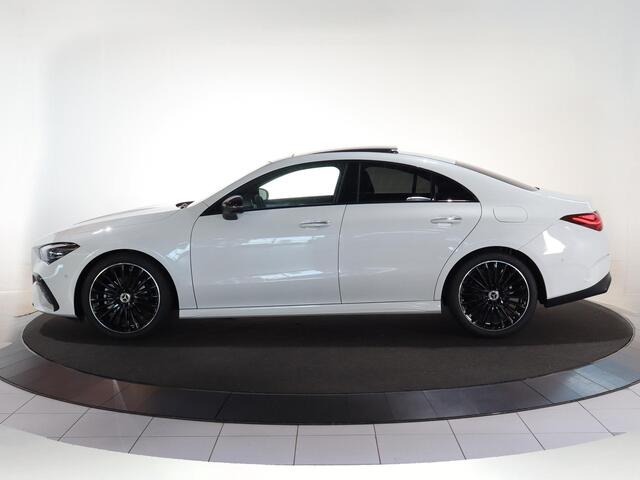 Mercedes-Benz CLA-KLASSE 180 AMG Line | Panoramadak | Night pakket | 19-Inch | Burmester | MBUX | Stoelverwarming