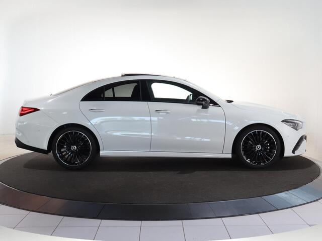 Mercedes-Benz CLA-KLASSE 180 AMG Line | Panoramadak | Night pakket | 19-Inch | Burmester | MBUX | Stoelverwarming