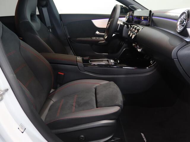 Mercedes-Benz CLA-KLASSE 180 AMG Line | Panoramadak | Night pakket | 19-Inch | Burmester | MBUX | Stoelverwarming