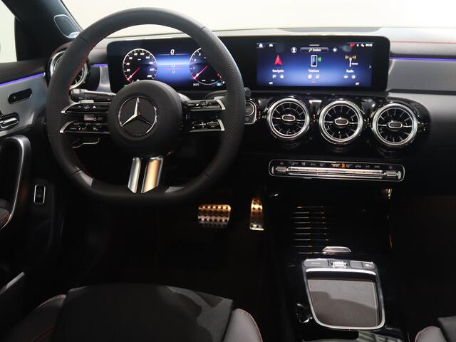 Mercedes-Benz CLA-KLASSE 180 AMG Line | Panoramadak | Night pakket | 19-Inch | Burmester | MBUX | Stoelverwarming