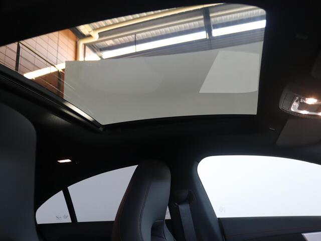 Mercedes-Benz CLA-KLASSE 180 AMG Line | Panoramadak | Night pakket | 19-Inch | Burmester | MBUX | Stoelverwarming