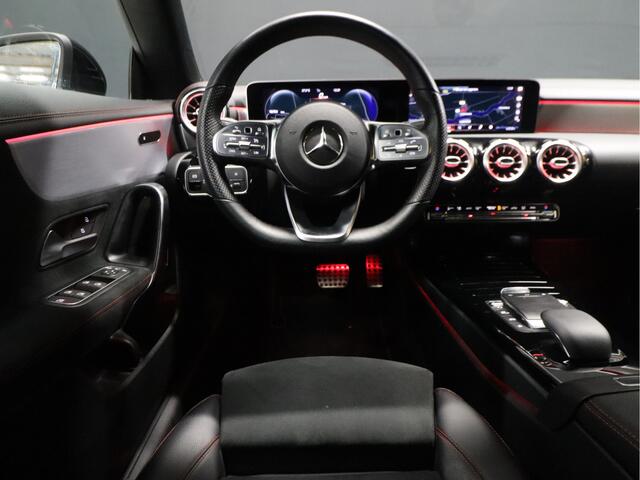 Mercedes-Benz CLA-KLASSE 180 Business Solution AMG [APPLE CARPLAY, CAMERA, CRUISE CONTROL,STOELVERWARMING, SFEERVERLICHTING, PDC 360, LED LAMPEN PEFORMANCE, HALF LEDER, FLIPPERS, NAVIGATIE, NIEUWSTAAT]