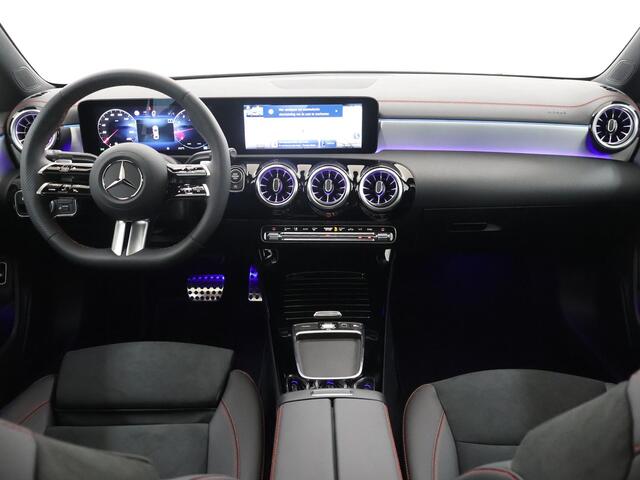 Mercedes-Benz CLA-KLASSE 180 Coupé Star Edition AMG Line | Panorama-schuifdak | Achteruitrijcamera | Dode hoek | Stoelverwarming | Sfeerverlichting