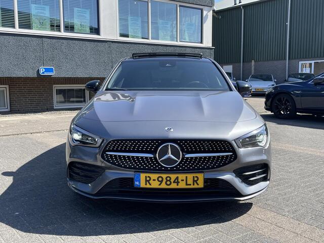 Mercedes-Benz CLA-KLASSE Shooting Brake 200 Business Solution AMG VAN: 36.900,- VOOR: 34.877,- UW LENTEVOORDEEL: 2.023,- AMBILIGHT | CAMERA | TREKHAAK | PANORAMADAK | ELECTR A.KLEP.