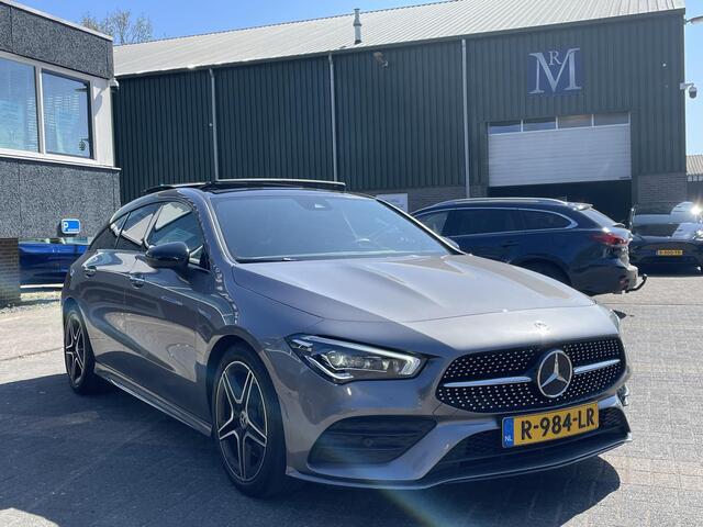 Mercedes-Benz CLA-KLASSE Shooting Brake 200 Business Solution AMG VAN: 36.900,- VOOR: 34.877,- UW LENTEVOORDEEL: 2.023,- AMBILIGHT | CAMERA | TREKHAAK | PANORAMADAK | ELECTR A.KLEP.