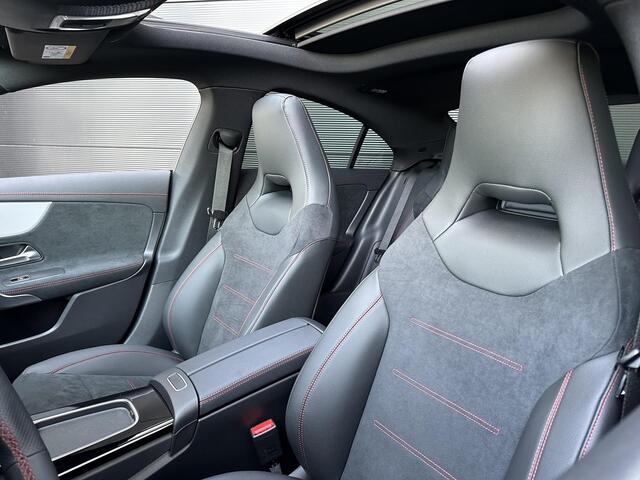 Mercedes-Benz CLA-KLASSE 180 AMG Line | Night Pakket | Panoramadak | MULTIBEAM LED Koplampen | Dodehoekassistent | Advanced Sound System | Augmented Reality voor Navigatie | Sfeerverlichting | Stuurverwarming | Stoelverwarming | Achteruitrijcamera