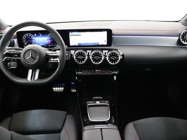 Mercedes-Benz CLA-KLASSE 180 AMG Line Premium Pack | Panorama Schuifdak | Multibeam lead | Sfeerverlichting | Augmented Reality