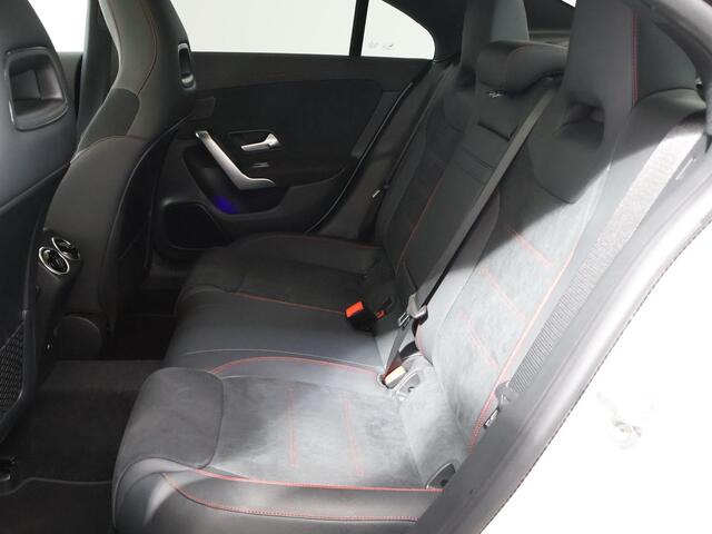 Mercedes-Benz CLA-KLASSE 180 AMG Line Premium Pack | Panorama Schuifdak | Multibeam lead | Sfeerverlichting | Augmented Reality
