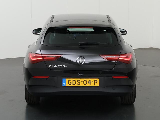 Mercedes-Benz CLA-KLASSE Shooting Brake 250 e | 218pk | Facelift | Camera| Dab + | Stoelverwarming | Camera |Wegklapbare trekhaak | Elektrische achterklep | Led Koplampen | voorbereiding Distronic | Automatisch inparkeren