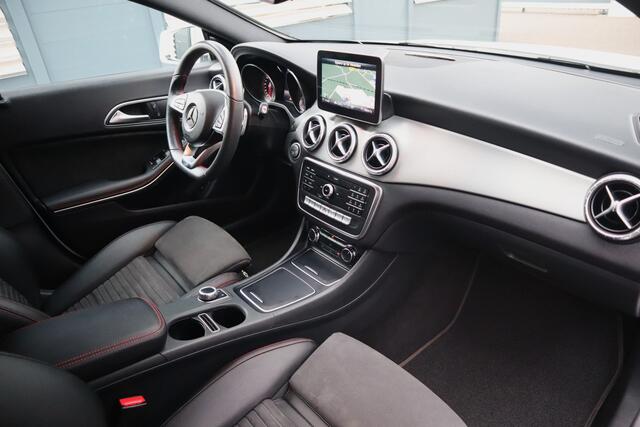 Mercedes-Benz CLA-KLASSE 180 Business Solution AMG Automaat AMG Navigatie Camera Xenon
