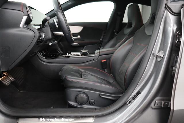 Mercedes-Benz CLA-KLASSE 200 AMG | Panoramadak | Stoelverwarming | Widescreen | Camera | Sfeerverlichting | Full LED | Navigatie | Climate control | Park Assist