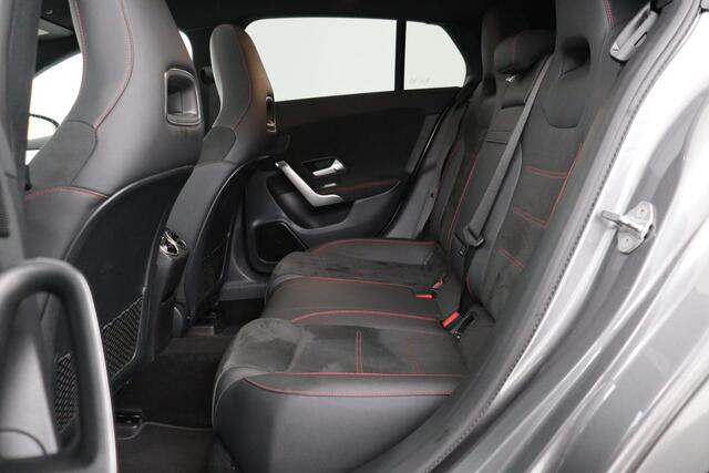 Mercedes-Benz CLA-KLASSE 200 AMG | Panoramadak | Stoelverwarming | Widescreen | Camera | Sfeerverlichting | Full LED | Navigatie | Climate control | Park Assist