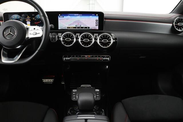 Mercedes-Benz CLA-KLASSE 200 AMG | Panoramadak | Stoelverwarming | Widescreen | Camera | Sfeerverlichting | Full LED | Navigatie | Climate control | Park Assist