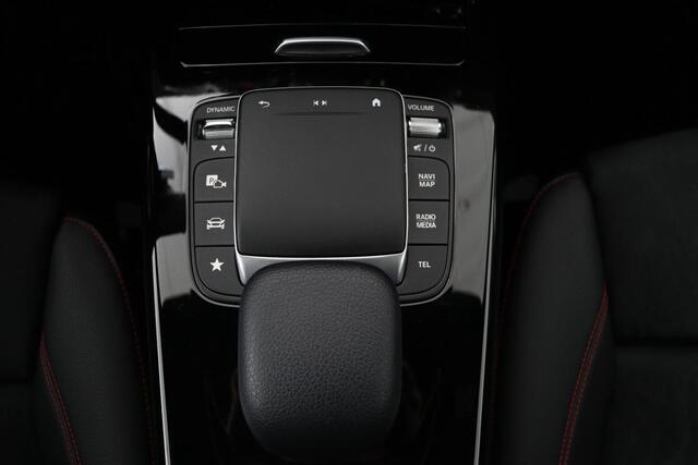 Mercedes-Benz CLA-KLASSE 200 AMG | Panoramadak | Stoelverwarming | Widescreen | Camera | Sfeerverlichting | Full LED | Navigatie | Climate control | Park Assist