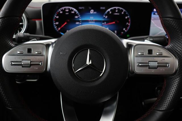 Mercedes-Benz CLA-KLASSE 200 AMG | Panoramadak | Stoelverwarming | Widescreen | Camera | Sfeerverlichting | Full LED | Navigatie | Climate control | Park Assist