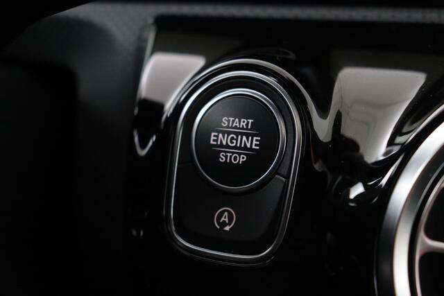 Mercedes-Benz CLA-KLASSE 200 AMG | Panoramadak | Stoelverwarming | Widescreen | Camera | Sfeerverlichting | Full LED | Navigatie | Climate control | Park Assist