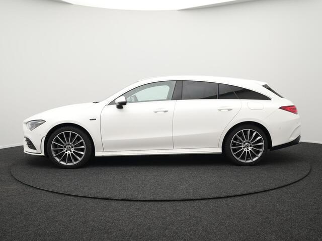 Mercedes-Benz CLA-KLASSE Shooting Brake 250 e AMG Plug In Hybrid 218pk Dealer O.H PHEV | Widescreen Navi | Camera | 19"L.M | Multibeam LED | Sfeerverlichting | Alcantara Sportstoelen Verwarmd | Apple Carplay | DAB |