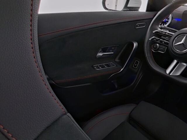 Mercedes-Benz CLA-KLASSE 250 e AMG Plug-In Hybride | AMG Line | Panorama Schuif-Kanteldak | Sfeerverlichting | 11 kW Laden | Dodehoek Assist | Stuur en Stoelverwarming | Inclusief 24 maanden MB Certified garantie voor Europa.