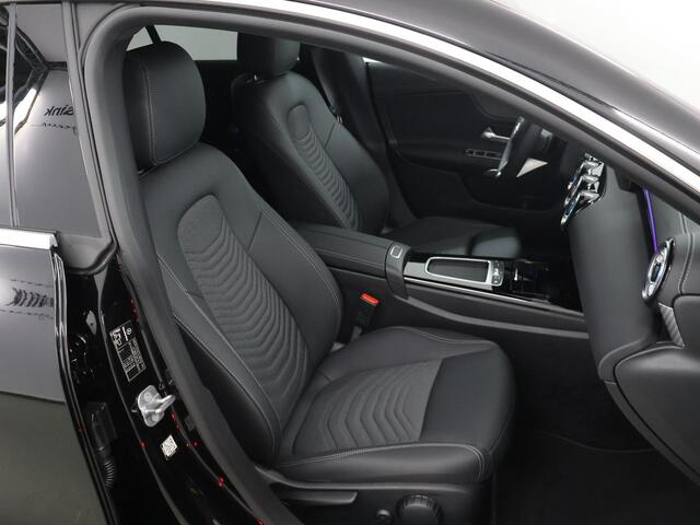 Mercedes-Benz CLA-KLASSE 180 Shooting Brake 180 Star Edition Luxury Line | Panoramaschuifdak | donkergetint glas | Parkeerassistent PARKTRONIC | Sfeerverlichting |