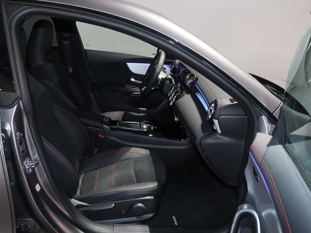 Mercedes-Benz CLA-KLASSE Shooting Brake 250 e AMG Line | Panoramadak | Multibeam | Sfeerverlichting | Stoelverwarming |