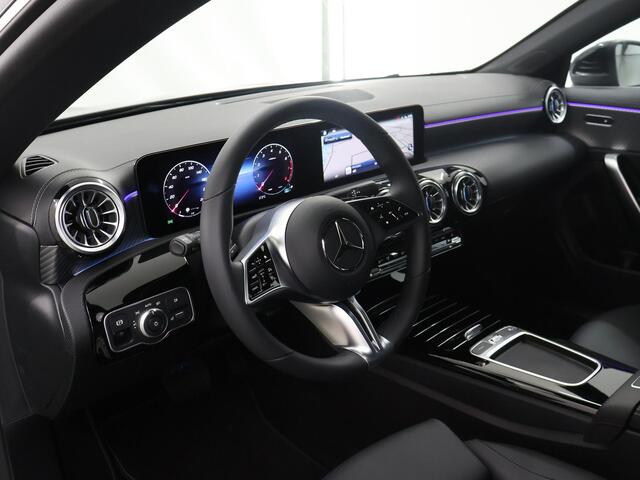 Mercedes-Benz CLA-KLASSE Shooting Brake 180 Star Edition Luxury Line Panoramadak | 18 inch LM velgen | Keyless go | Getinte achterramen