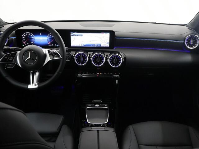 Mercedes-Benz CLA-KLASSE Shooting Brake 180 Star Edition Luxury Line Panoramadak | 18 inch LM velgen | Keyless go | Getinte achterramen