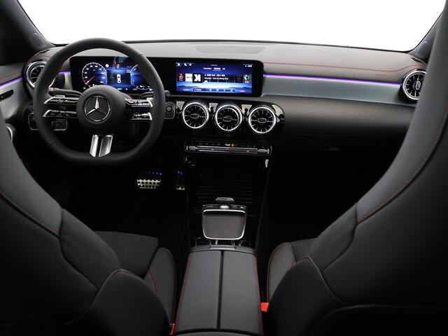 Mercedes-Benz CLA-KLASSE 250 e Business Solution AMG | Panoramadak | Nightpakket | Winterpakket | Multibeam LED | 360 graden camera | Dodehoekassistent