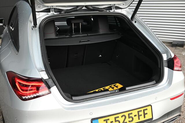 Mercedes-Benz CLA-KLASSE Shooting Brake 180 AMG | Panoramadak | Achteruitrijcamera | Stoelverwarming | Trekhaak
