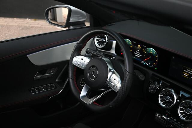 Mercedes-Benz CLA-KLASSE Shooting Brake 180 AMG | Panoramadak | Achteruitrijcamera | Stoelverwarming | Trekhaak